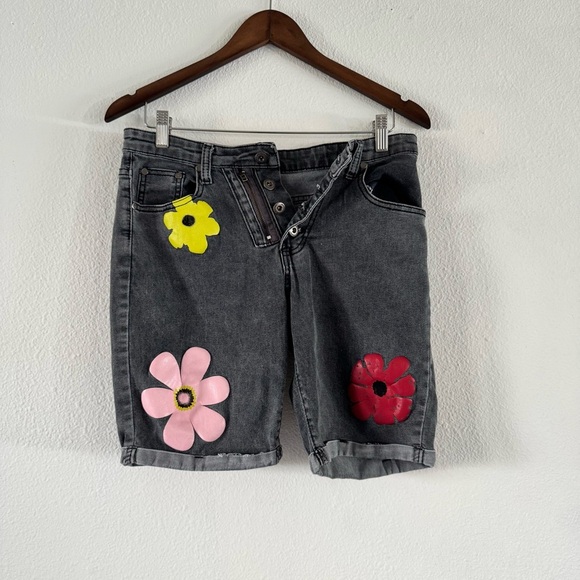 Gray Button Fly Asymmetrical Zip Long Shorts print Floral Modern Street Med NEW - Picture 4 of 13